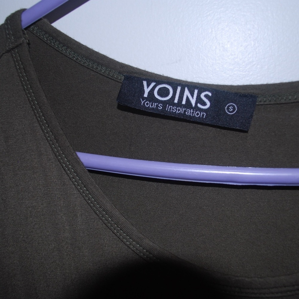 Cute short sleeve green top with cute out design on the sleeves - Picture 2 of 3